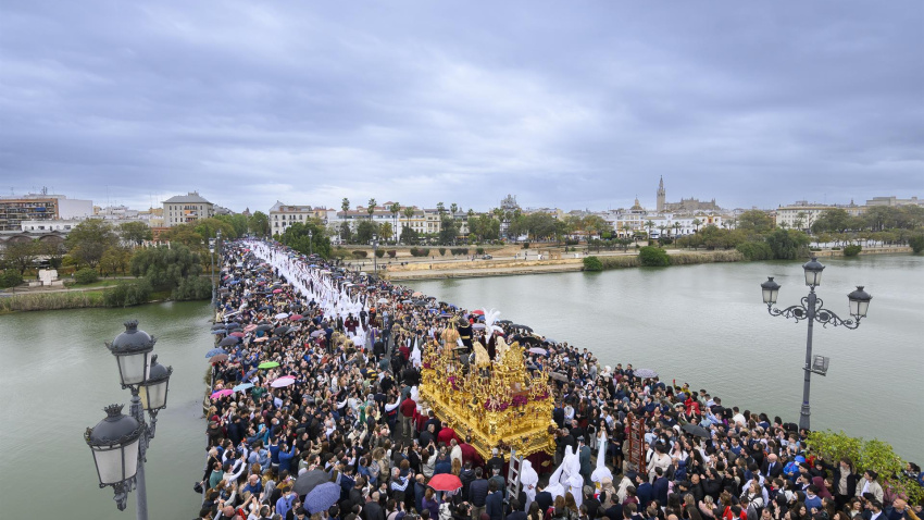El Señor del Soberano Poder de la Hermandad de San Gonzalo a su paso por el puente de Triana