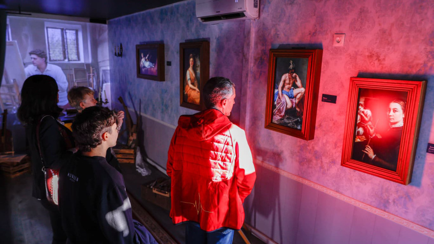 El proyecto ofrece una experiencia sensorial con proyecciones de obras maestras de la pintura española, música en directo, poesía y ambientación aromática