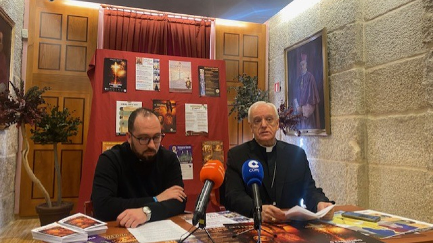 El Obispo de Ourense durante su intervención en el acto de presentación de la Semana Santa