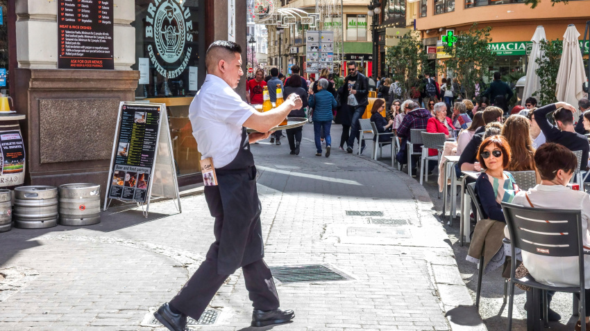 Imagen de recurso de un camarero en un bar en Valencia