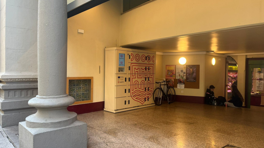 Entrada del Mercado de Abastos con las taquillas inteligentes refrigeradas