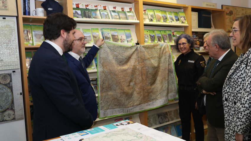 Inauguración de la nueva Casa del Mapa del Instituto Geográfico Nacional en Palencia, con la presencia del subdelegado del Gobierno en Palencia, Eduardo Santiago Calleja(3I); de Emilio López Romero(3D), director del CNIG (Centro Nacional de Información Geográfica - O.A. Instituto Geográfico Nacional); y del responsable de la casa del Mapa de Palencia, Jesús Sáez(2I) , entre otros