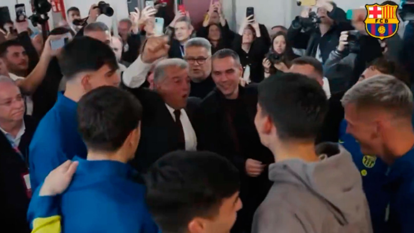 Laporta, eufórico con los jugadores durante la jornada electoral en el Barcelona