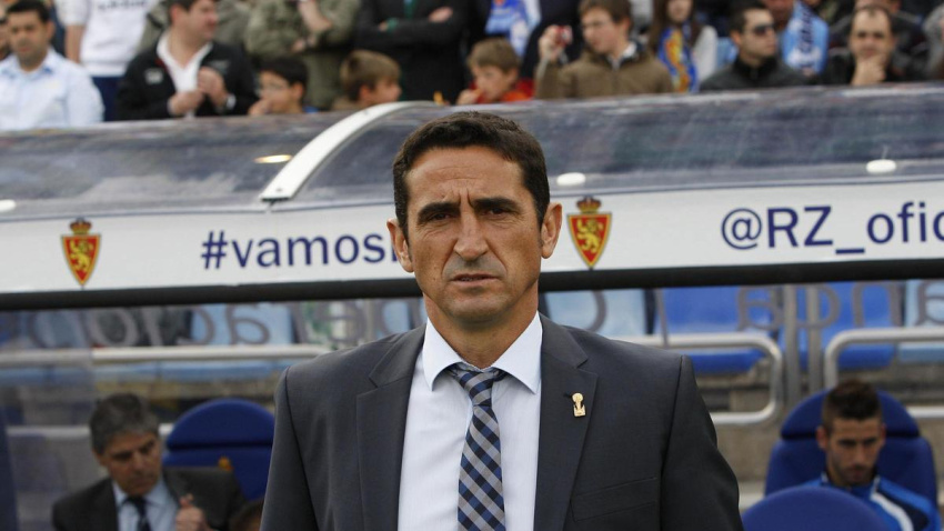 Manolo Jiménez, junto al banquillo antes de un partido del Real Zaragoza