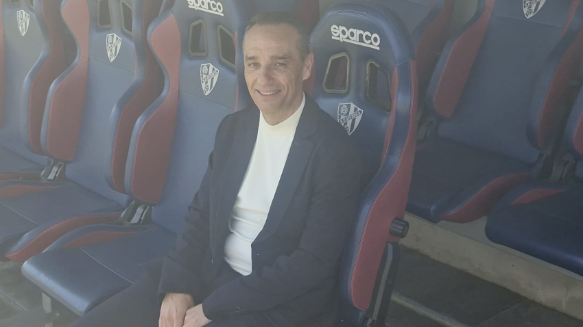 Oltra en el banquillo oscense