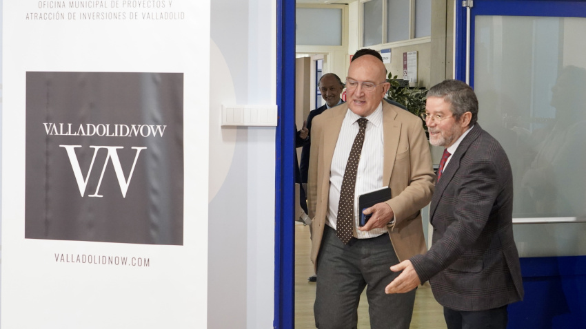 El alcalde de Valladolid, Jesús Julio Carnero, y el presidente de CEOE Valladolid, Carlos Magdaleno, presentan el balance de los diez años del programa Valladolid Traspasa