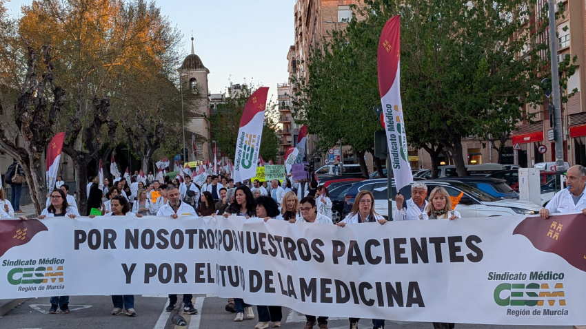 Médicos y simpatizantes del movimiento se manifiestan en las calles de Murcia