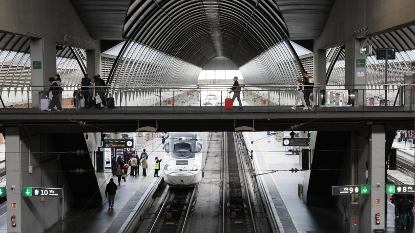 Varios pasajeros en los andenes del AVE en la estación de Santa Justa en Sevilla