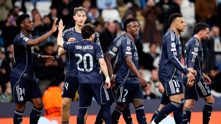 El Real Madrid celebra el segundo gol de Vinicius ante el Manchester United en Inglaterra
