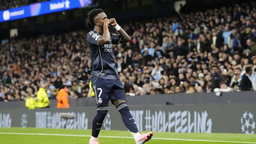 Vinicius hace el gesto de llorar a la grada del Manchester City en su partido contra el Real Madrid