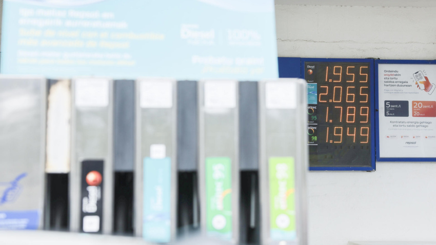 Una gasolinera marca el combustible diésel por encima de los dos euros/litro este domingo