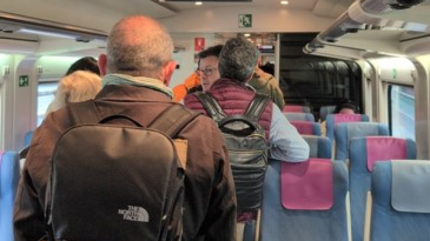 El AVE Toledo-Madrid parado antes de entrar en la estación de Atocha