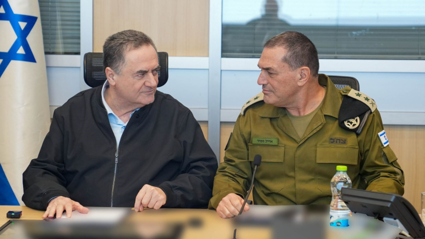 El ministro de Defensa de Israel, Israel Katz (izquierda), junto al jefe del Ejército israelí, Eyal Zamir (derecha), durante una reunión en medio de la ofensiva lanzada junto a Estados Unidos contra Irán