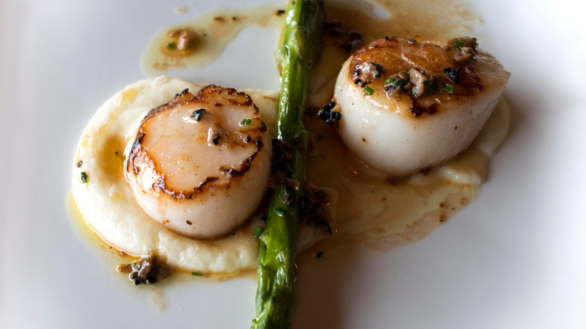 Plato de marisco con espárragos de un restaurante con una Estrella Michelin