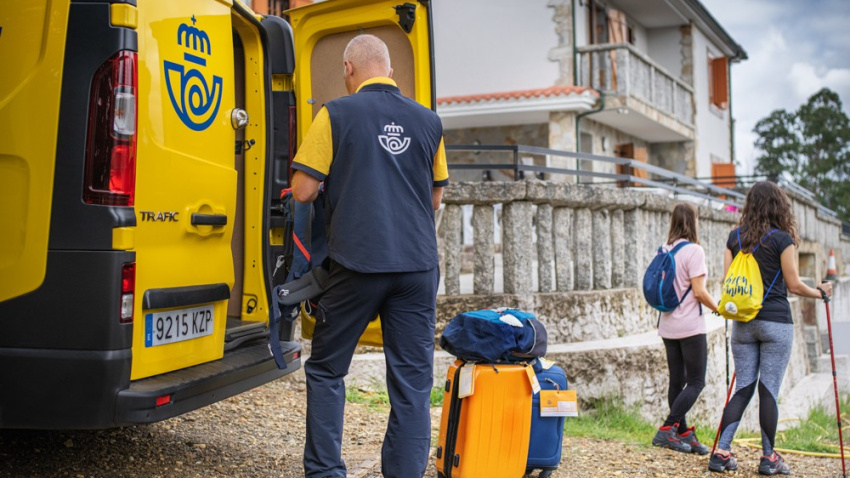 Correos ya tiene activo su servicio de transporte de mochilas en el Camino de Santiago