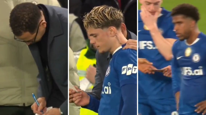 Garnacho recibe el papel de Rosenior y se lo entrega a sus compañeros.