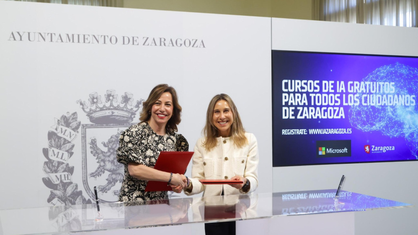 La alcaldesa, Natalia Chueca; y la responsable de Microsoft, Sonia Marzo