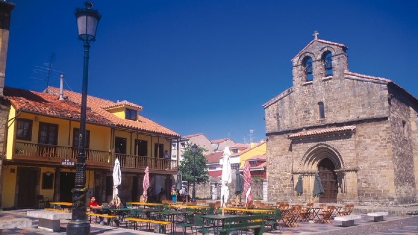 Una imagen de la Iglesia Vieja de Sabugo, en la Plaza del Carbayo