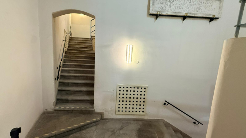 Escaleras para acceder a la zona de Protohistoria