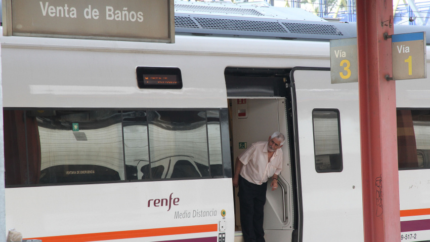Tren parado en la estación de Venta de Baños por el incidente provocado por un intento de robo de cable.
