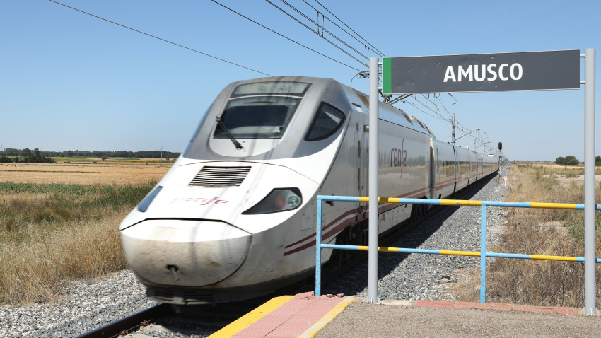 Un tren Alvia pasa por el apeadero de Amusco (Palencia) en dirección a Santander.