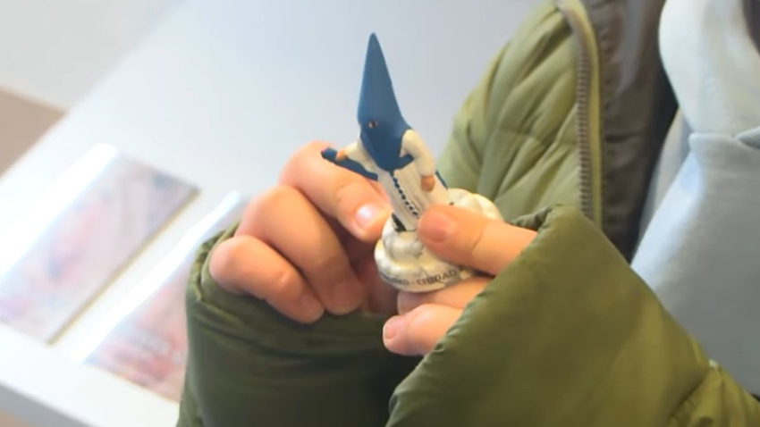 Penitente de barro realizado por Ana Muñoz que el Ayuntamiento de Ciudad Real regala a los más pequeños de la capital al completar un juego de Semana Santa