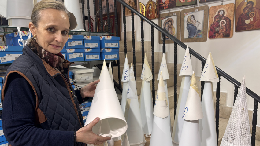 Ana Muñoz con uno de los capirotes que realizan en PVC