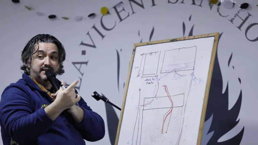 Javier Sebastiá en el taller de indumentaria en el casal de la falla Sancho Tello