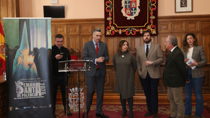 Presentación del programa oficial de la Semana Santa de Palencia 2026. Intervienen el presidente de la Hermandad de Cofradías, Ricardo Fernández(I) ; y  autoridades, locales, provinciales, autonómicas y nacionales