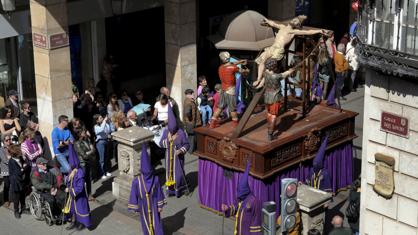 Viernes Santo Procesión de los Pasos de Palencia, el paso la Erección de la Cruz de Lucas Sanz de 1614 llega a los cuatro cantones