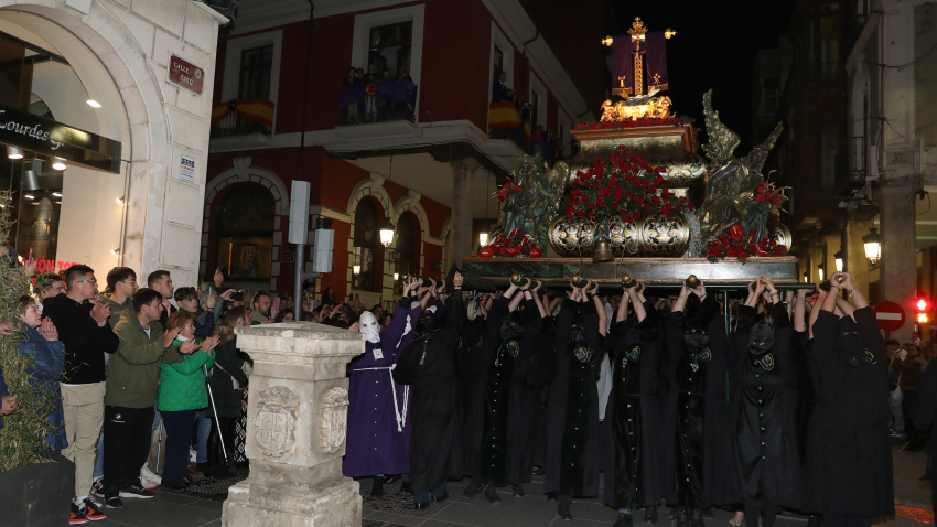 Momento de la procesión de la  Oración en el Huerto de Palencia cuando cruzan los cuatro cantones