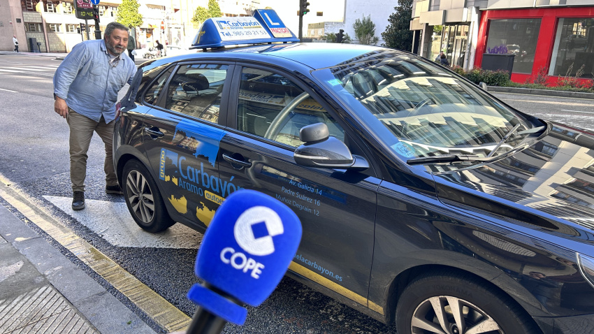 Ricardo Cangas, junto a un coche de la Autoescuela Carbayón