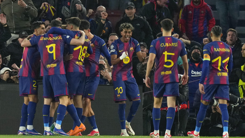 Los futbolistas del Barcelona celebra el gol de Bernal contra el Newcastle