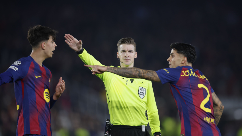 François Letexier habla con los jugadores del Barça durante la jugada del penalti a Raphinha