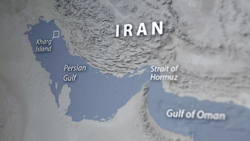 Un mapa que representa la isla de Kharg, el golfo Pérsico, Irán, el estrecho de Ormuz y el golfo de Omán.