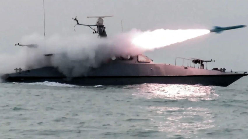 Fotografía iraní que muestra ejercicios militares en el estrecho de Ormuz en abril de 2026.