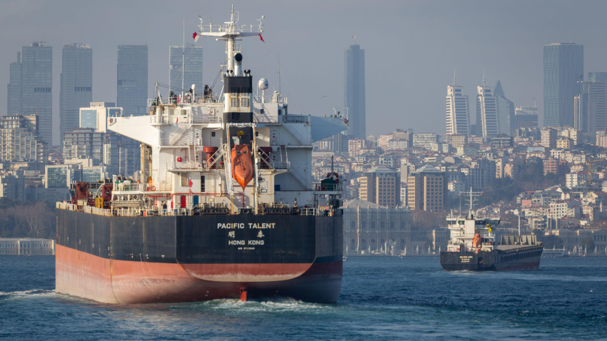 Buques petroleros y cargueros transitan por el estrecho del Bósforo en Estambul.