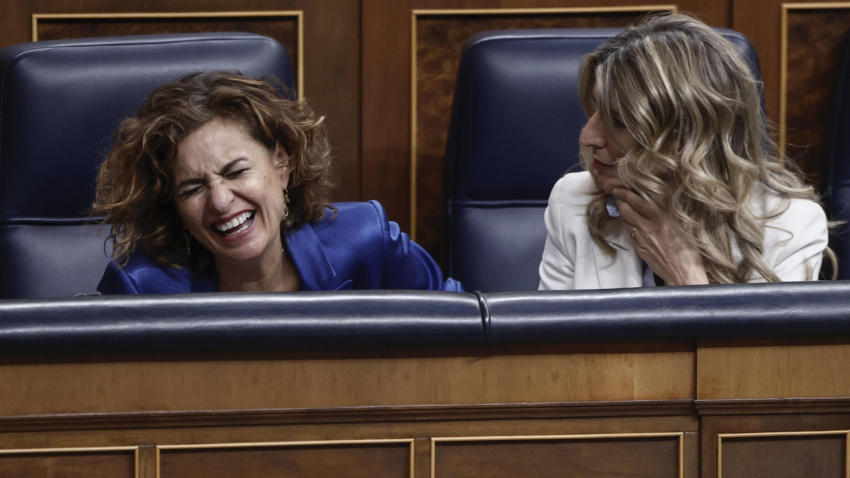 Las vicepresidentas del Gobierno, María Jesús Montero (i) y Yolanda Diaz