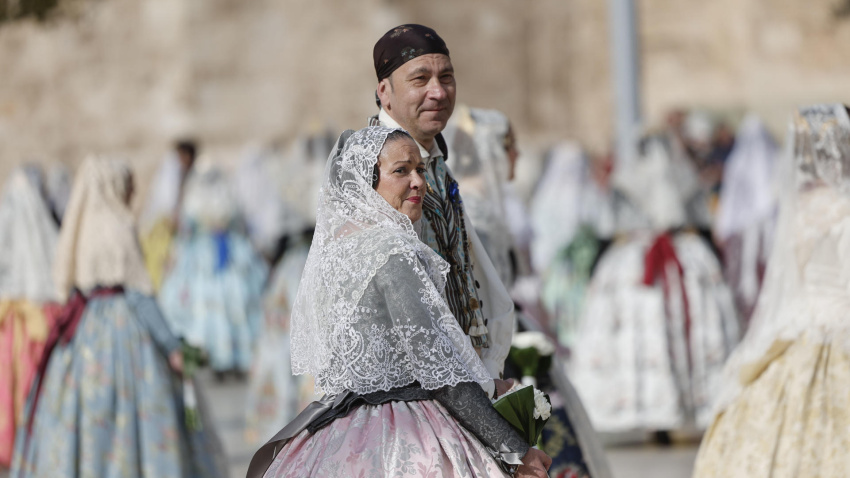 Miles de falleras acuden a terminar el gigantesco manto floral de la Virgen en la segunda jornada de la Ofrenda las Fallas de València