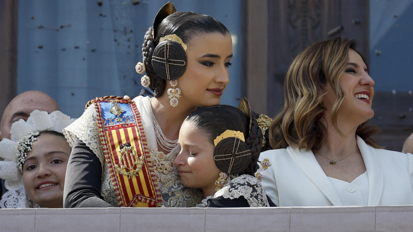 La Fallera Mayor de Valencia, Carmen Prades, abraza a la Fallera Mayor Infantil, Marta Mercader, en presencia de la alcaldesa de Valencia, María José Catalá, durante la decimoctava mascletà de las Fallas 2026 en la plaza del Ayuntamiento de València, a cargo de Pirotecnia Caballer FX, de Moncada (Valencia)