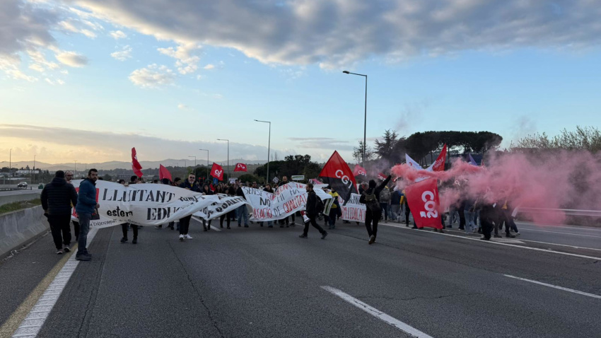 el acuerdo alcanzado con dos sindicatos “minoritarios” es “insuficiente”, y ha añadido que CCOO y UGT “han traicionado” la confianza de los docentes.