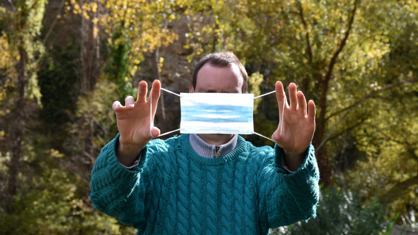 Imagen de recurso de un hombre con mascarilla