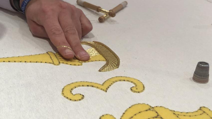 Detalle de uno de los bordados de Pedro Fernández