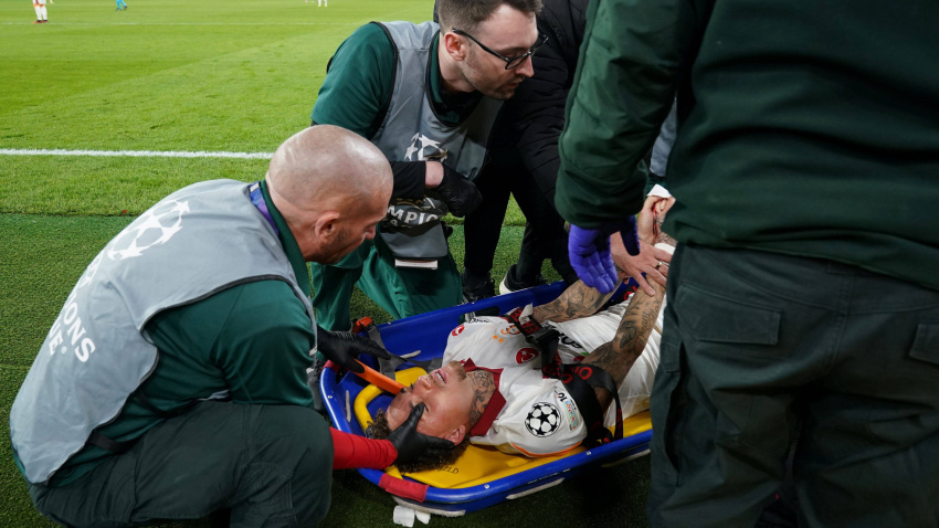 Noa Lang es atendido por los médicos tras su corte en el pulgar de la mano derecha.