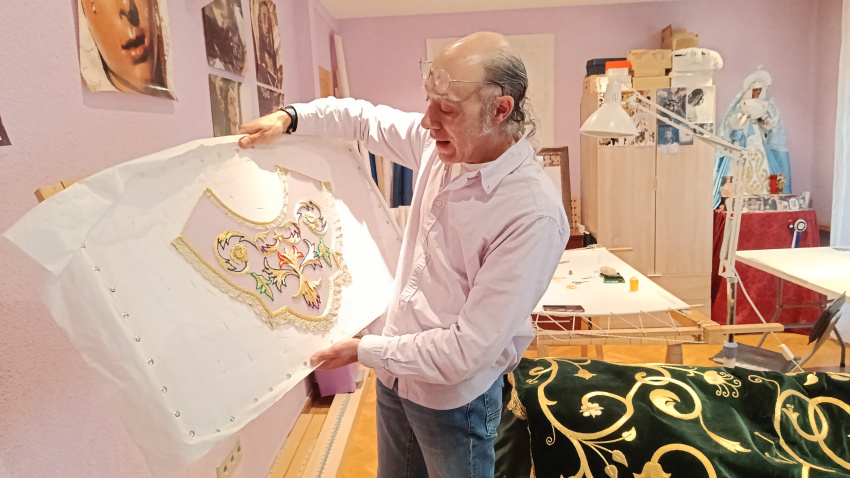 Pedro Fernández, artesano bordador en su taller de Ávila