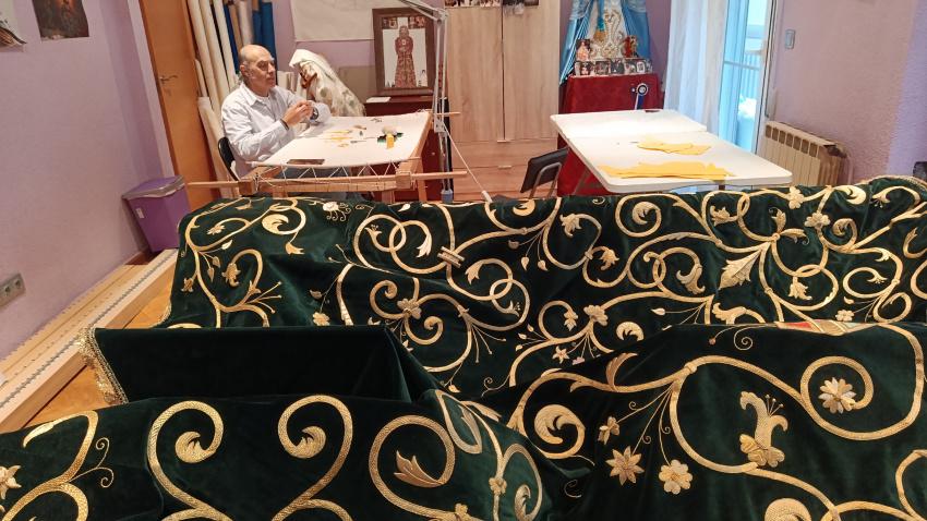 El bordador Pedro Fernández en su taller de Ávila