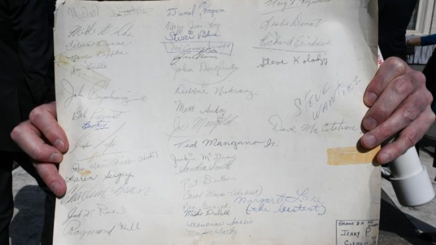 Cartel con la firma del joven Robert Prevost