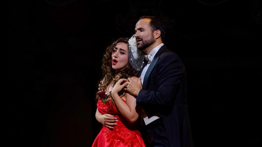 Un momento de La Traviata con Assel Massoud y Marc Sala