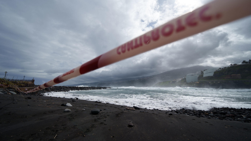 PUERTO DE LA CRUZ (TENERIFE) (ESPAÑA), 19/03/2026.- Canarias sigue en alerta por vientos, fenómenos costeros y lluvias debido al paso por las islas de la borrasca Therese. En la imagen, el oleaje en una playa de Puerto de la Cruz, en Tenerife. EFE/Ramón de la Rocha