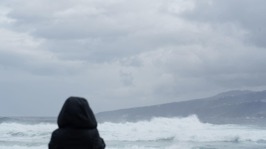 LA LAGUNA (TENERIFE) (ESPAÑA), 19/03/2026.- Canarias sigue en alerta por vientos, fenómenos costeros y lluvias debido al paso por las islas de la borrasca Therese. En la imagen, el oleaje en la localidad de Bajamar. EFE/Ramón de la Rocha